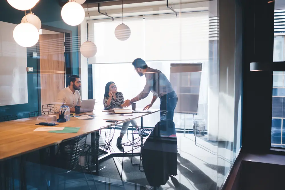 Une équipe en réunion de travail autour d'une table